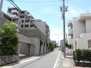 敷地西側の前面道路（北から）