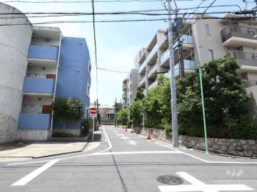 敷地東側の前面道路（北から）