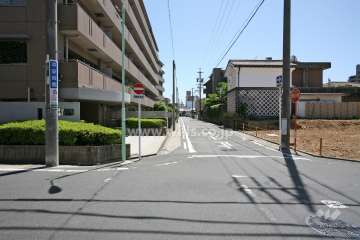 敷地南側の前面道路