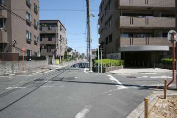 敷地西側の前面道路