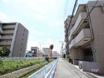 敷地東側の前面道路（北より）