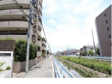 敷地東側の前面道路（南より）