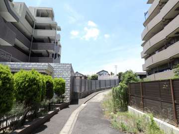 敷地南側の前面道路
