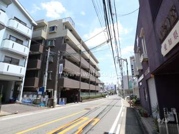 敷地南側の前面道路（西より　交通量多めの二車線）
