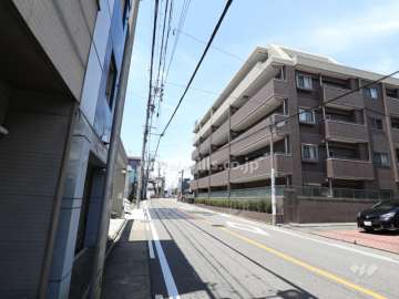 敷地南側の前面道路（東から）