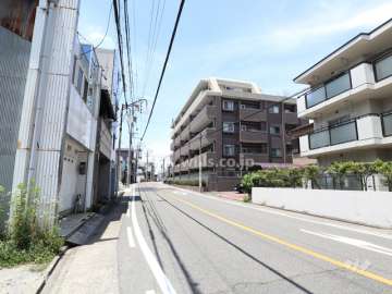 プレミアムレジデンス川名本町の遠景（店舗やマンションが多い）