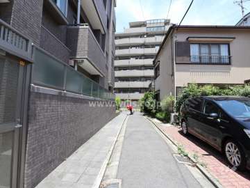 敷地東側の前面道路（南から）