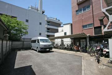 敷地内駐車場(屋外平面式)と駐輪場