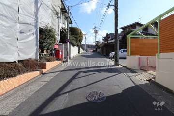 敷地南西側の前面道路（北西側から）