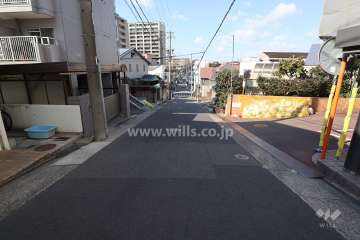 敷地南西側の前面道路（南東側から）