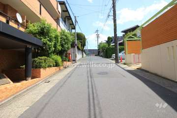 敷地南側の前面道路