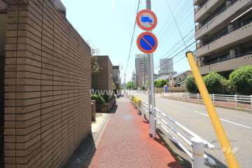 敷地西側の前面道路