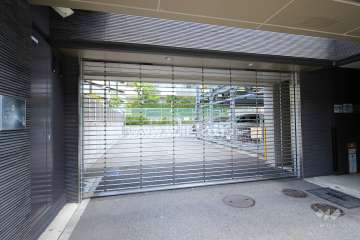 駐車場出入り口（リングシャッター付き）