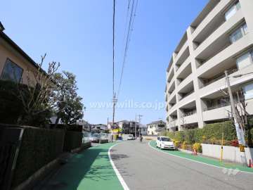 敷地南側の前面道路。先で歩行者専用通路になっています。