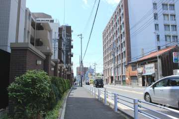 敷地西側の前面道路