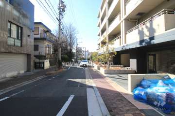 敷地南側の前面道路