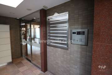 エントランスはオートロック付きです。