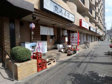 マンションの1階は店舗です