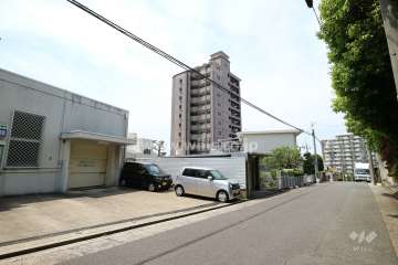 サンハウス滝川の遠景。周辺は住宅の他、店舗や事務所などが混在する街です。