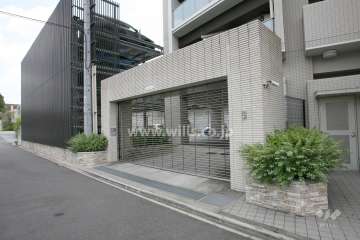 駐車場の出入口(リングシャッター付き)