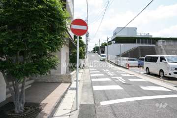敷地南側の前面道路