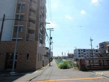 敷地西側の前面道路。.川に面しています。