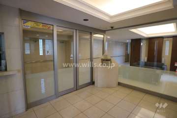 エントランスはオートロック付きです。