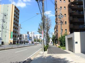 敷地西側の前面道路