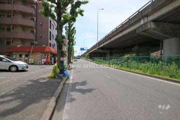 敷地西側を新御堂筋が走っています。
