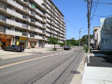 敷地の南側前面道路（西側から）