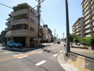 敷地の南側前面道路（東側から）