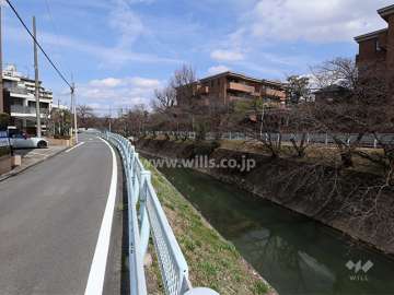 敷地東側を川が流れています。