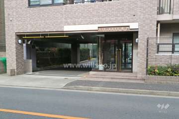 エントランス横の駐車場の出入口