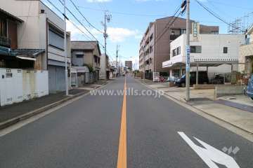 敷地南側の前面道路(二車線のバス通り)