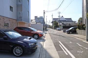 敷地西側の前面道路