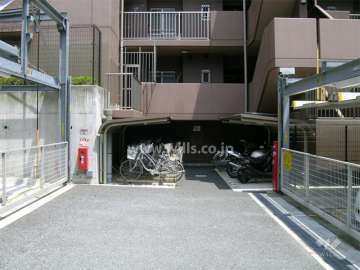 駐輪場とバイク置き場