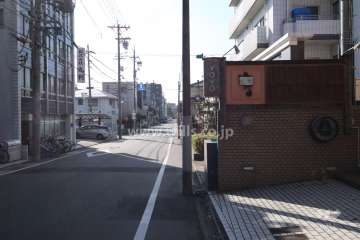 敷地西側の前面道路