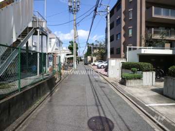 敷地西側の前面道路（南側から）