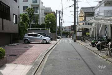 敷地西側の前面道路と敷地内駐車場(屋外平面式)