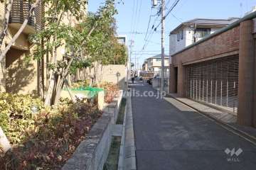 敷地西側の前面道路