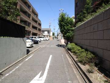 敷地東側の前面道路