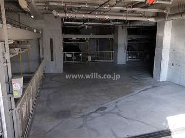 建物1階部分にある敷地内駐車場（機械式）