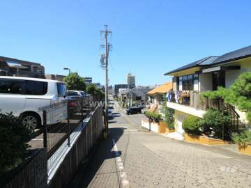 敷地北側の前面道路。急な坂の上にあります.。