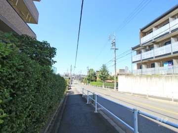 敷地北側の前面道路
