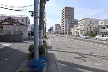 敷地北側の前面道路（東側から）