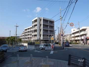 ヒルズ豊中桃山台サニーコートの遠景。敷地北側は二車線の通りに面しています。