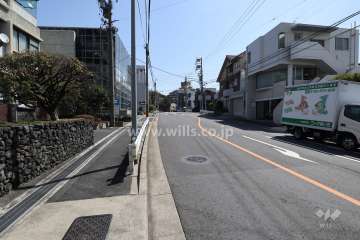 敷地南側の前面道路（東側から）