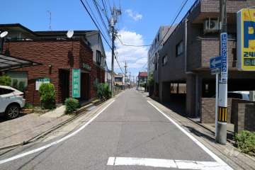敷地西側の前面道路。交通量の少ない通りです。