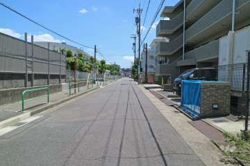 敷地北側の前面道路。交通量の少ない通りです。