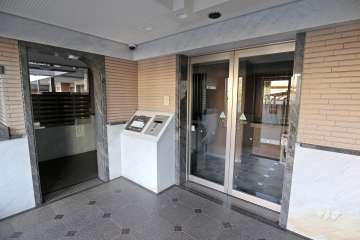 エントランスはオートロック付きです。